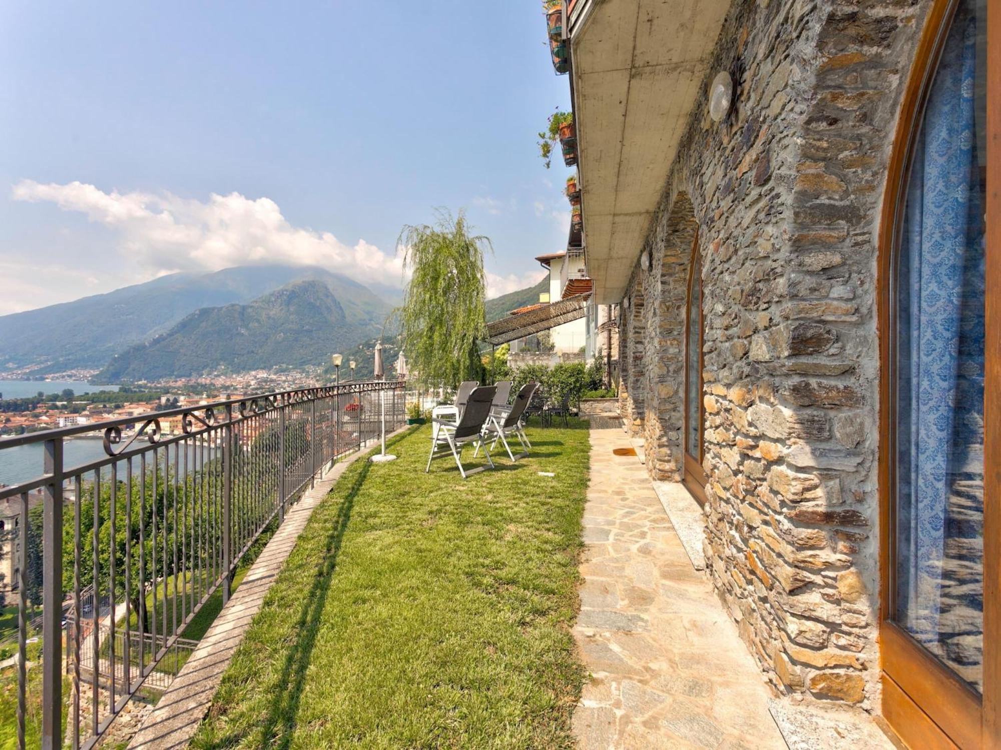Апартаменты Wonderful Flat With Swimming Pool Lift And Garden Граведона Экстерьер фото